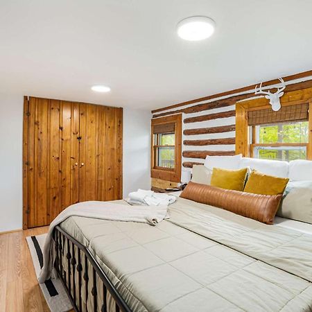 Modernized Log Cabin W Hot Tub Fire Pit & Views バークレー・スプリングス エクステリア 写真