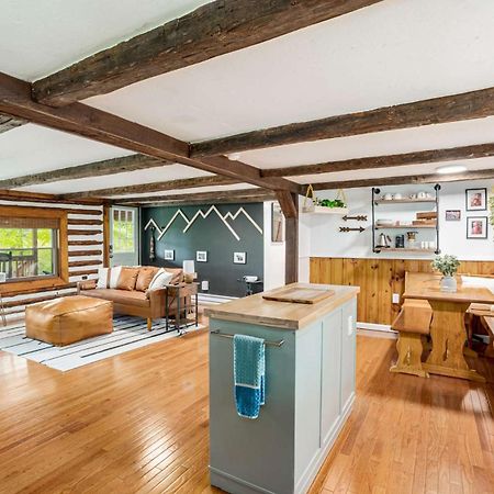Modernized Log Cabin W Hot Tub Fire Pit & Views バークレー・スプリングス エクステリア 写真