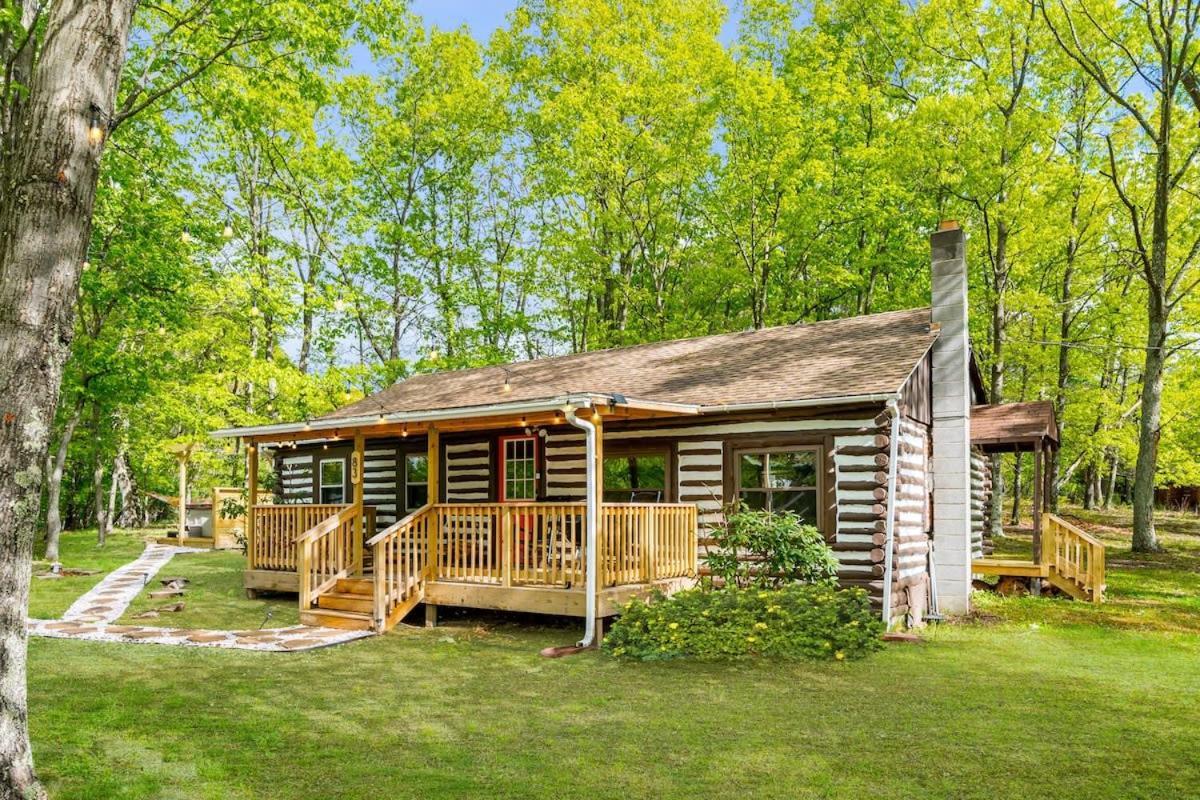 Modernized Log Cabin W Hot Tub Fire Pit & Views バークレー・スプリングス エクステリア 写真