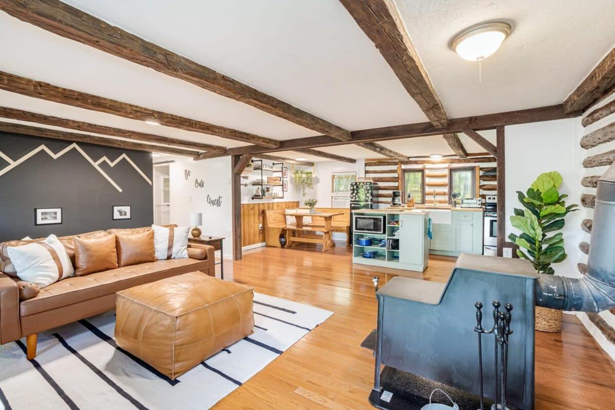 Modernized Log Cabin W Hot Tub Fire Pit & Views バークレー・スプリングス エクステリア 写真