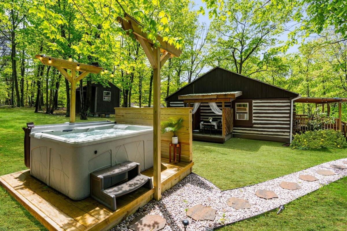 Modernized Log Cabin W Hot Tub Fire Pit & Views バークレー・スプリングス エクステリア 写真