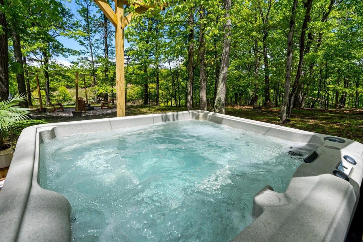 Modernized Log Cabin W Hot Tub Fire Pit & Views バークレー・スプリングス エクステリア 写真