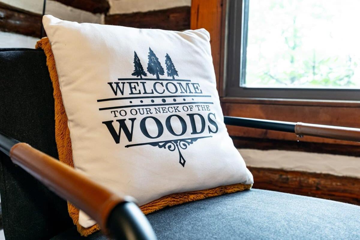 Modernized Log Cabin W Hot Tub Fire Pit & Views バークレー・スプリングス エクステリア 写真