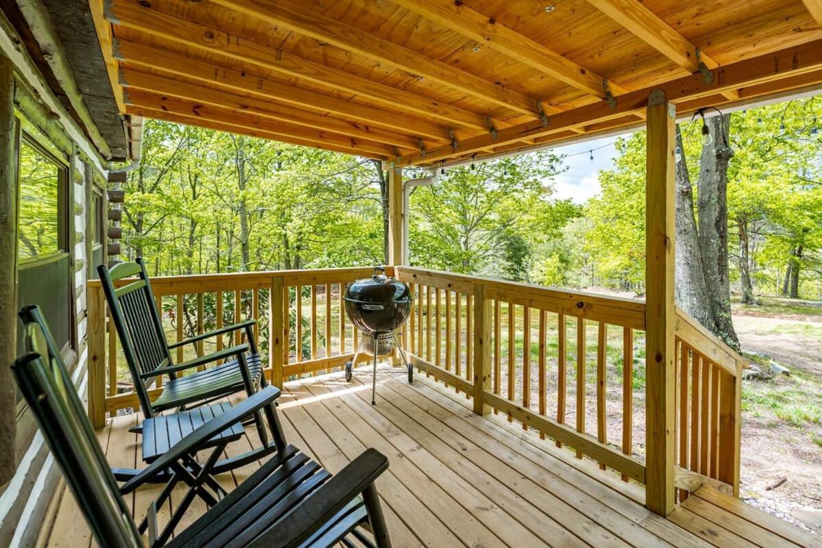 Modernized Log Cabin W Hot Tub Fire Pit & Views バークレー・スプリングス エクステリア 写真