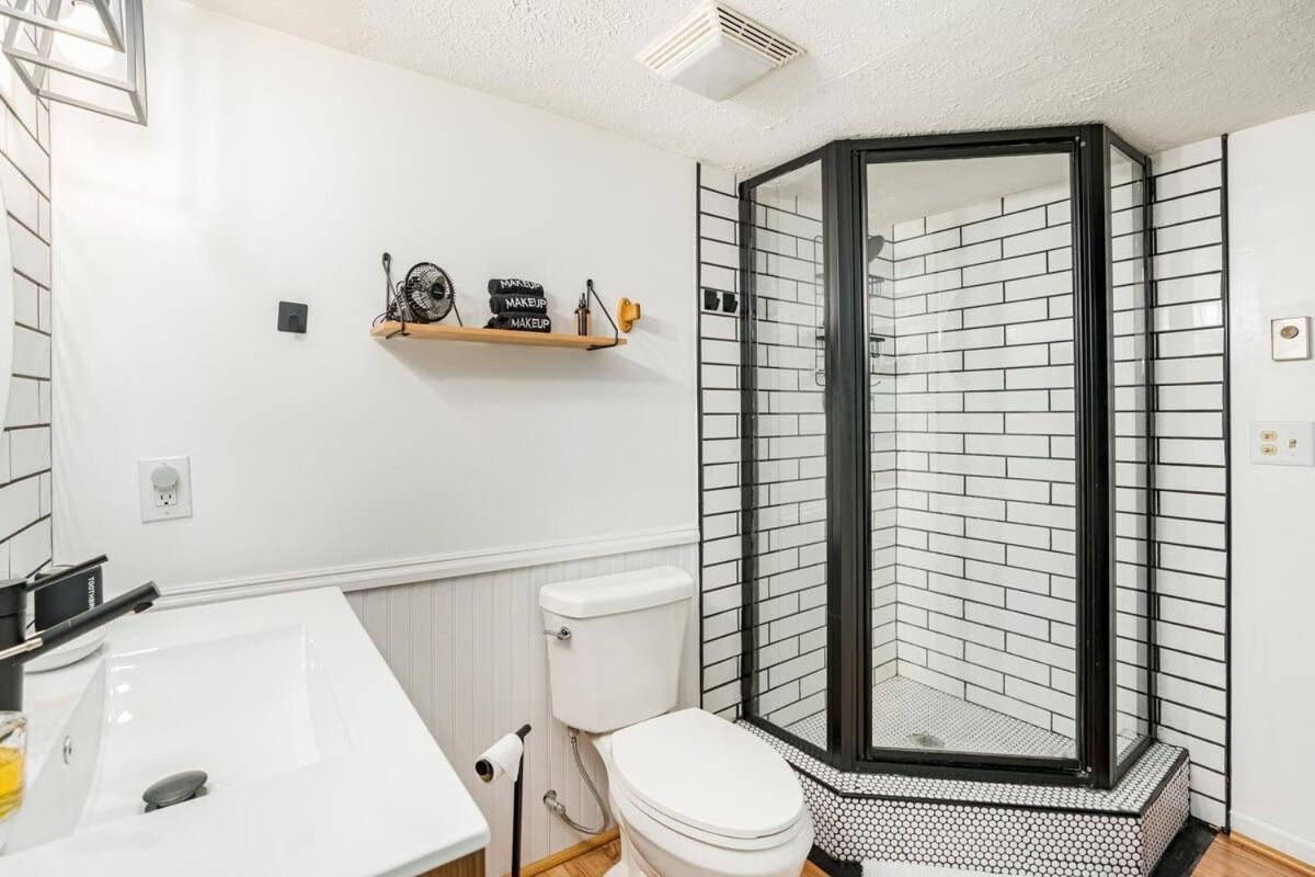 Modernized Log Cabin W Hot Tub Fire Pit & Views バークレー・スプリングス エクステリア 写真