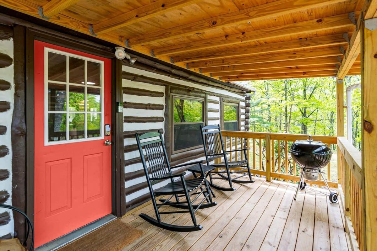 Modernized Log Cabin W Hot Tub Fire Pit & Views バークレー・スプリングス エクステリア 写真