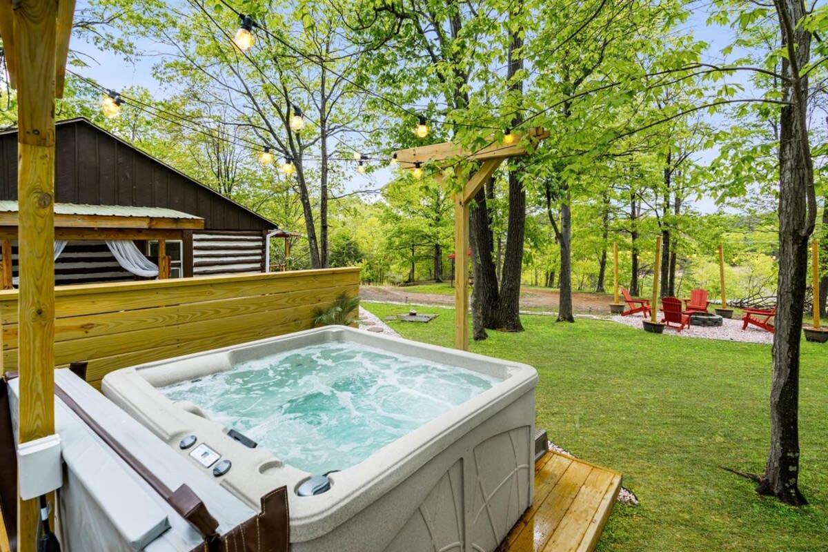 Modernized Log Cabin W Hot Tub Fire Pit & Views バークレー・スプリングス エクステリア 写真
