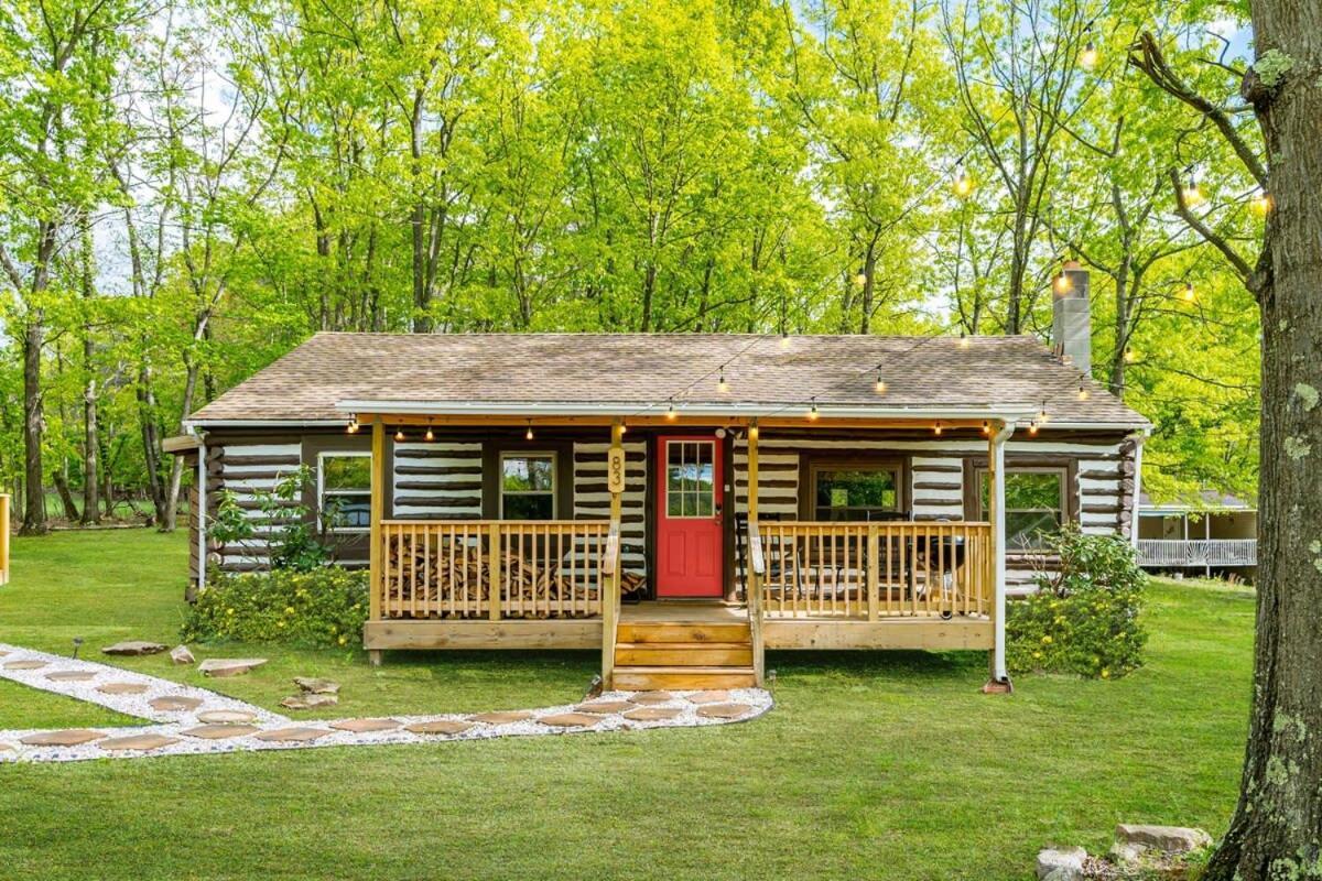 Modernized Log Cabin W Hot Tub Fire Pit & Views バークレー・スプリングス エクステリア 写真