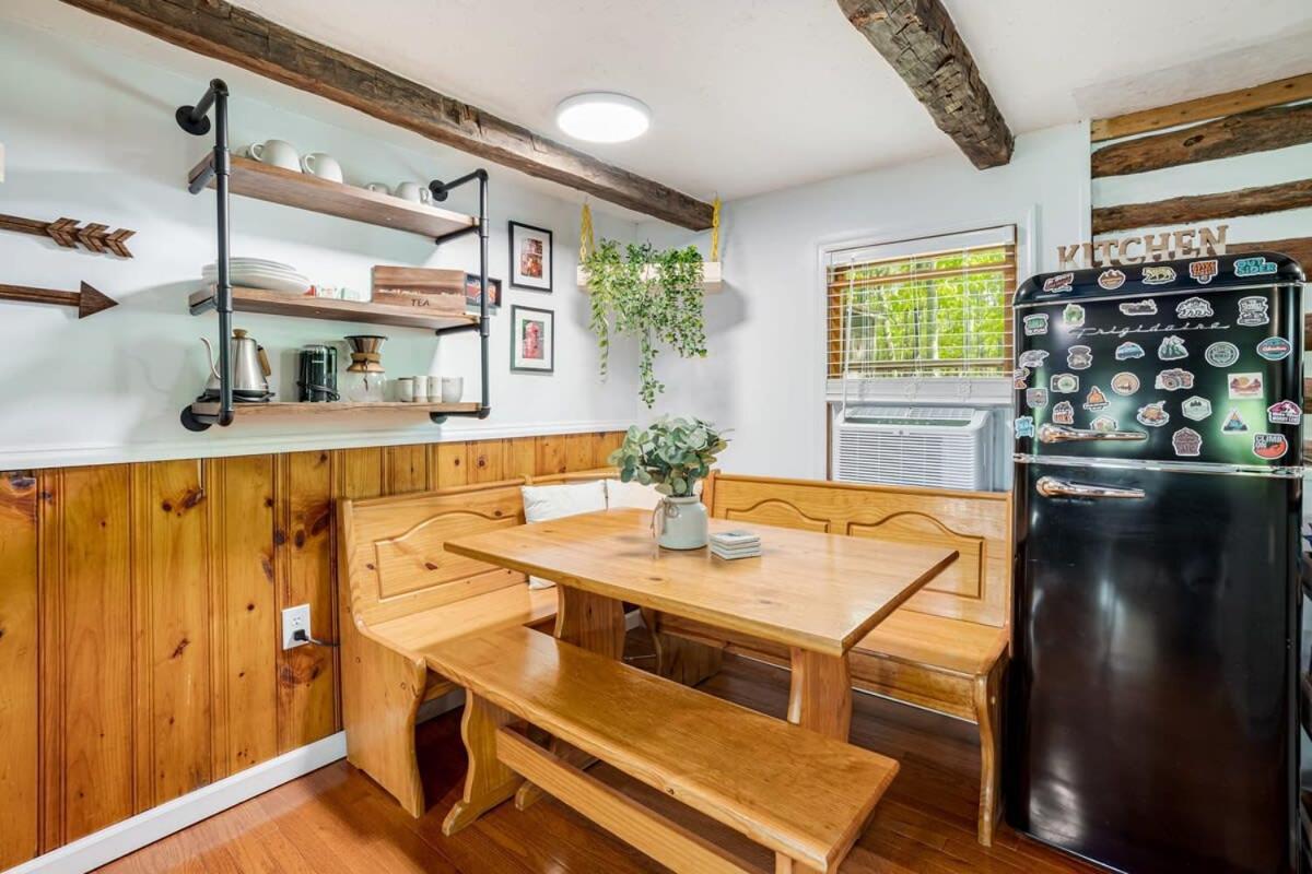 Modernized Log Cabin W Hot Tub Fire Pit & Views バークレー・スプリングス エクステリア 写真
