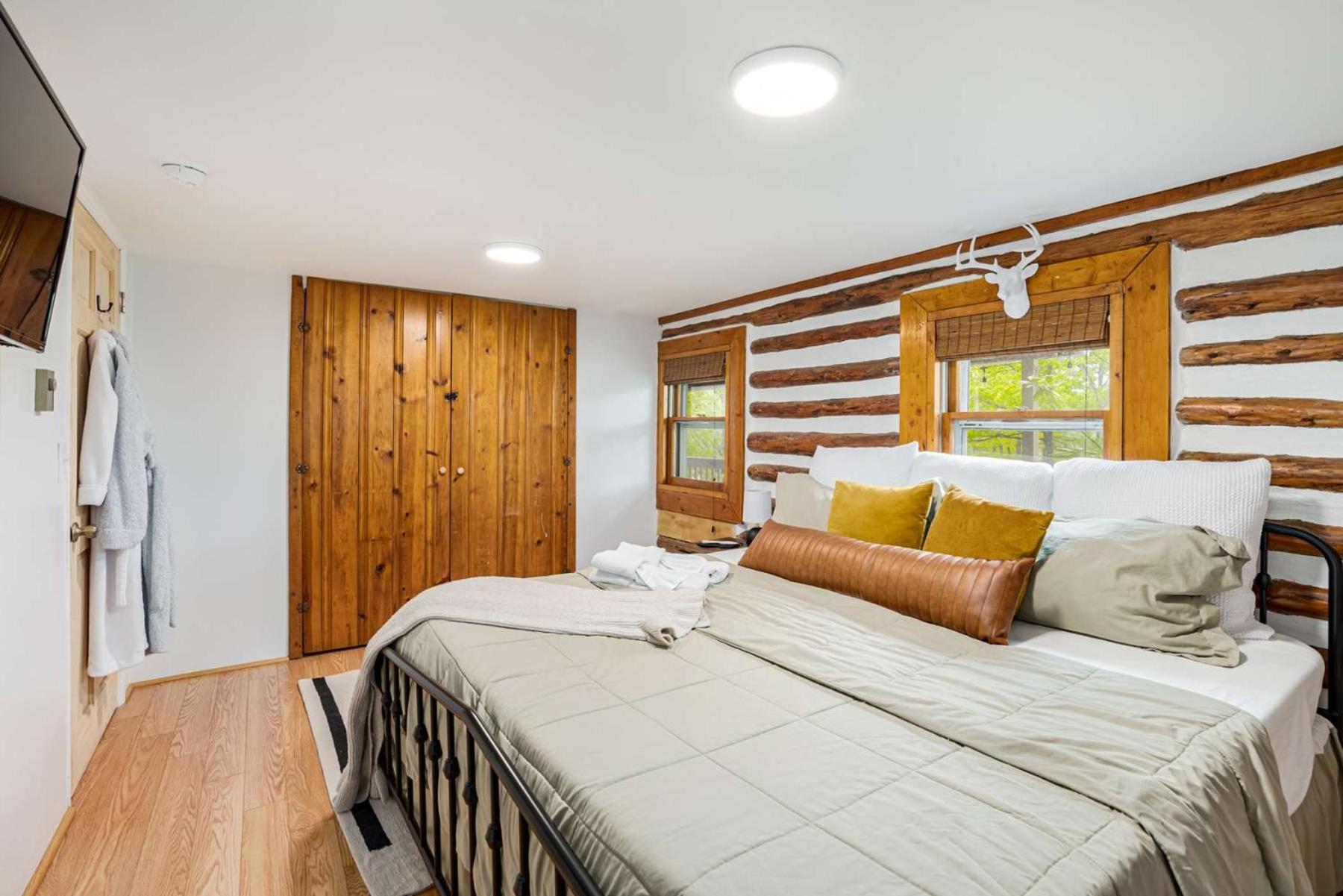 Modernized Log Cabin W Hot Tub Fire Pit & Views バークレー・スプリングス エクステリア 写真