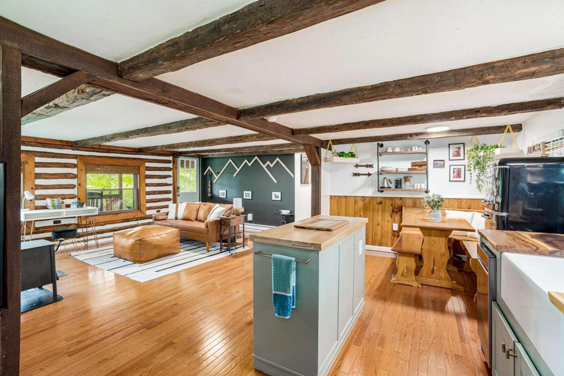 Modernized Log Cabin W Hot Tub Fire Pit & Views バークレー・スプリングス エクステリア 写真