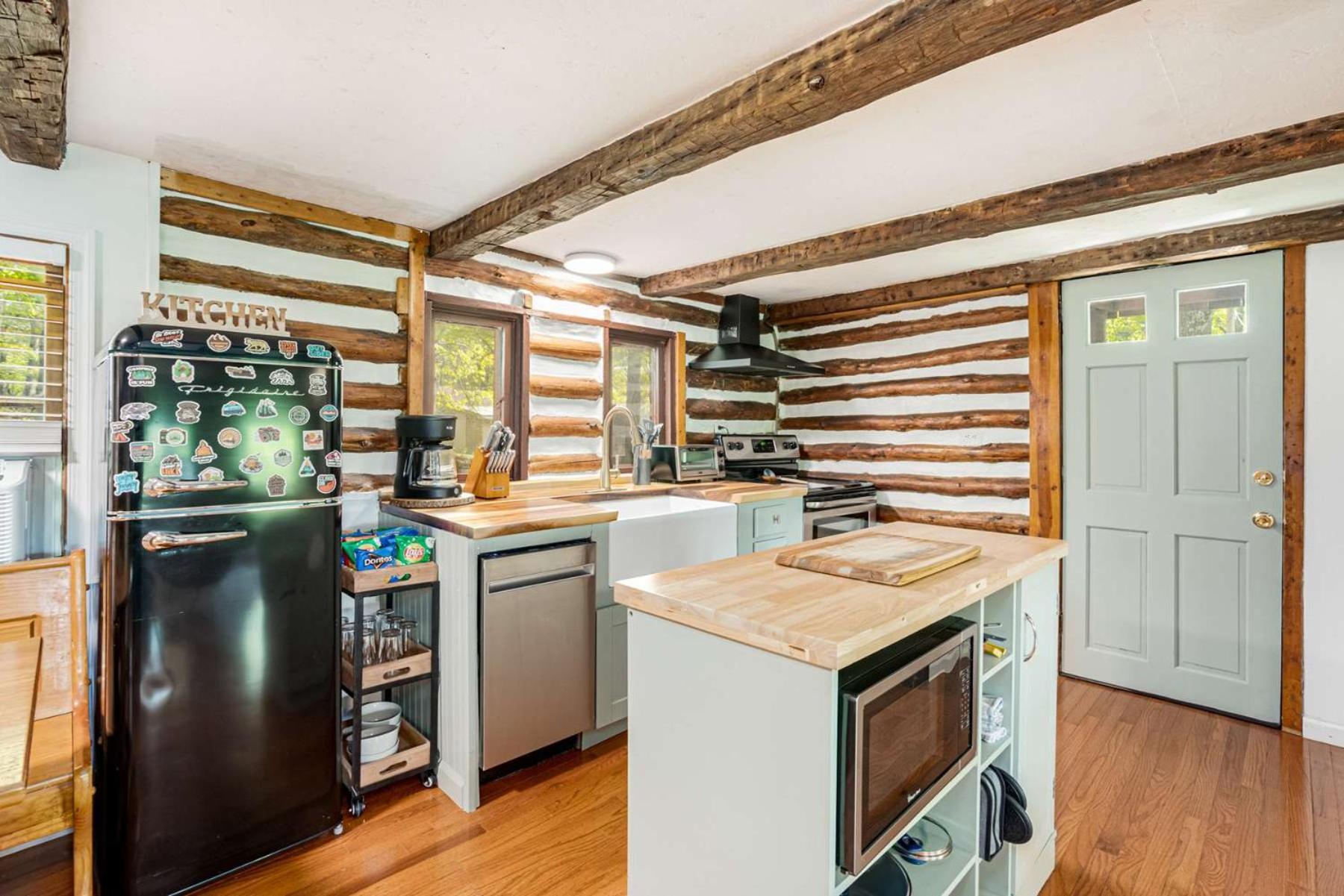 Modernized Log Cabin W Hot Tub Fire Pit & Views バークレー・スプリングス エクステリア 写真