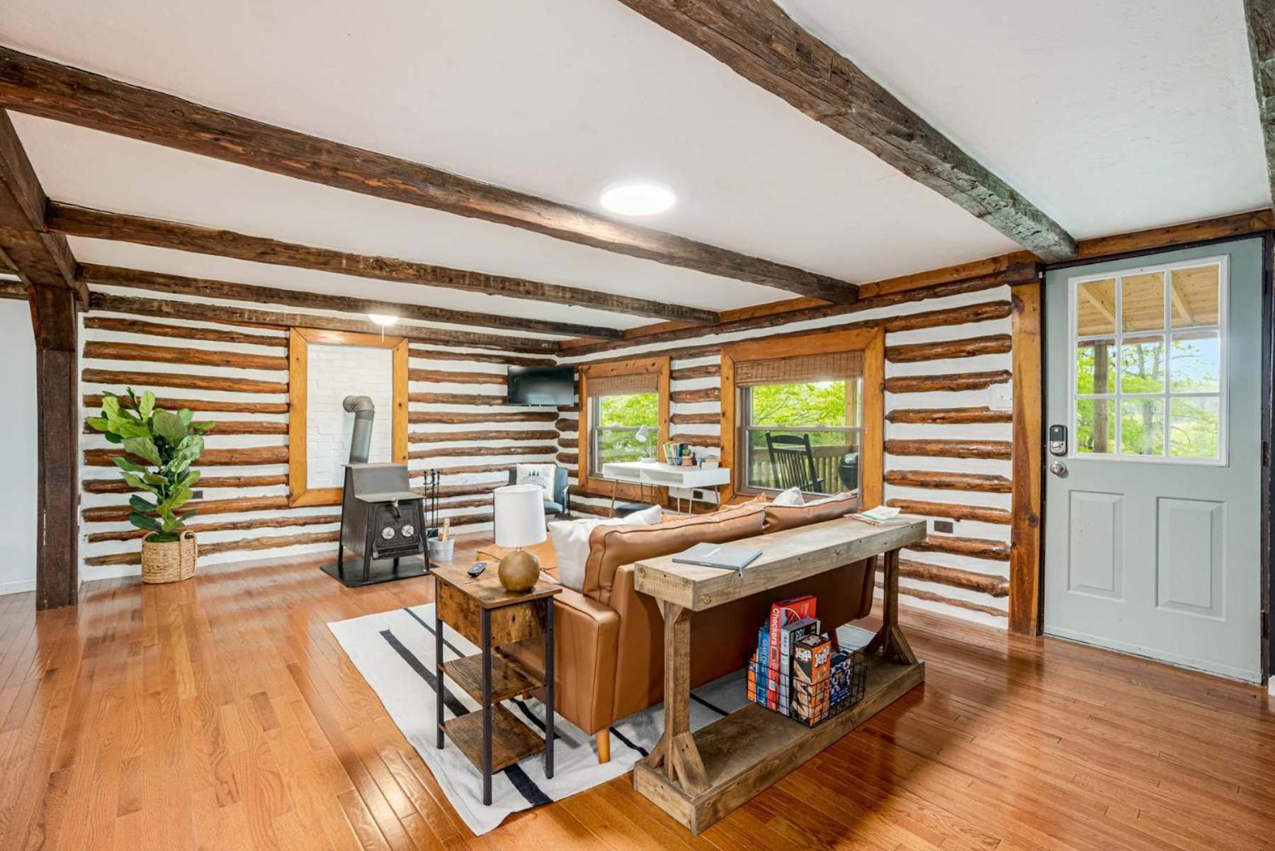 Modernized Log Cabin W Hot Tub Fire Pit & Views バークレー・スプリングス エクステリア 写真