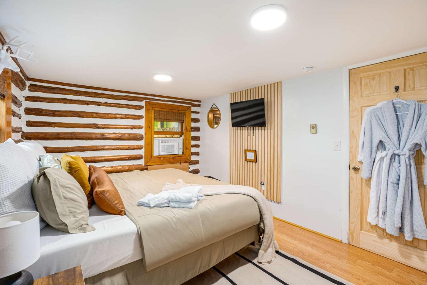 Modernized Log Cabin W Hot Tub Fire Pit & Views バークレー・スプリングス エクステリア 写真