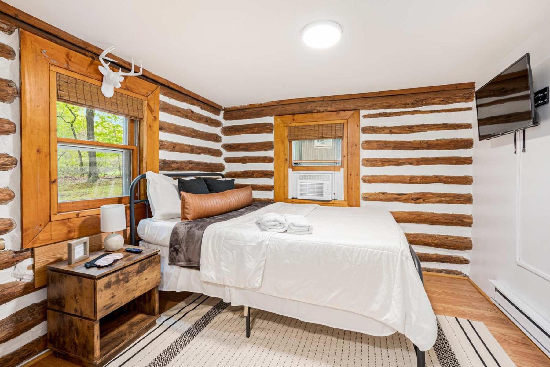 Modernized Log Cabin W Hot Tub Fire Pit & Views バークレー・スプリングス エクステリア 写真