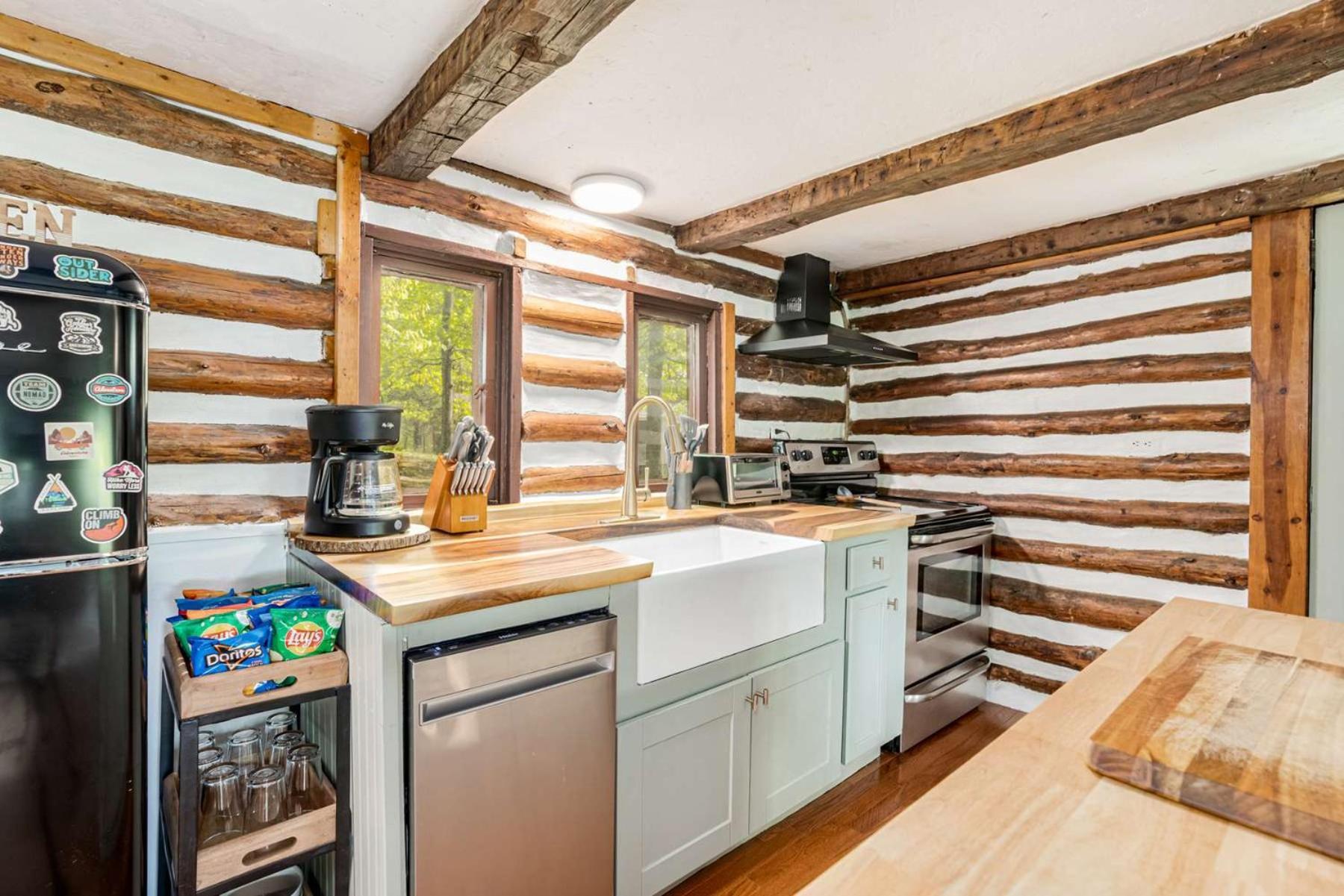 Modernized Log Cabin W Hot Tub Fire Pit & Views バークレー・スプリングス エクステリア 写真