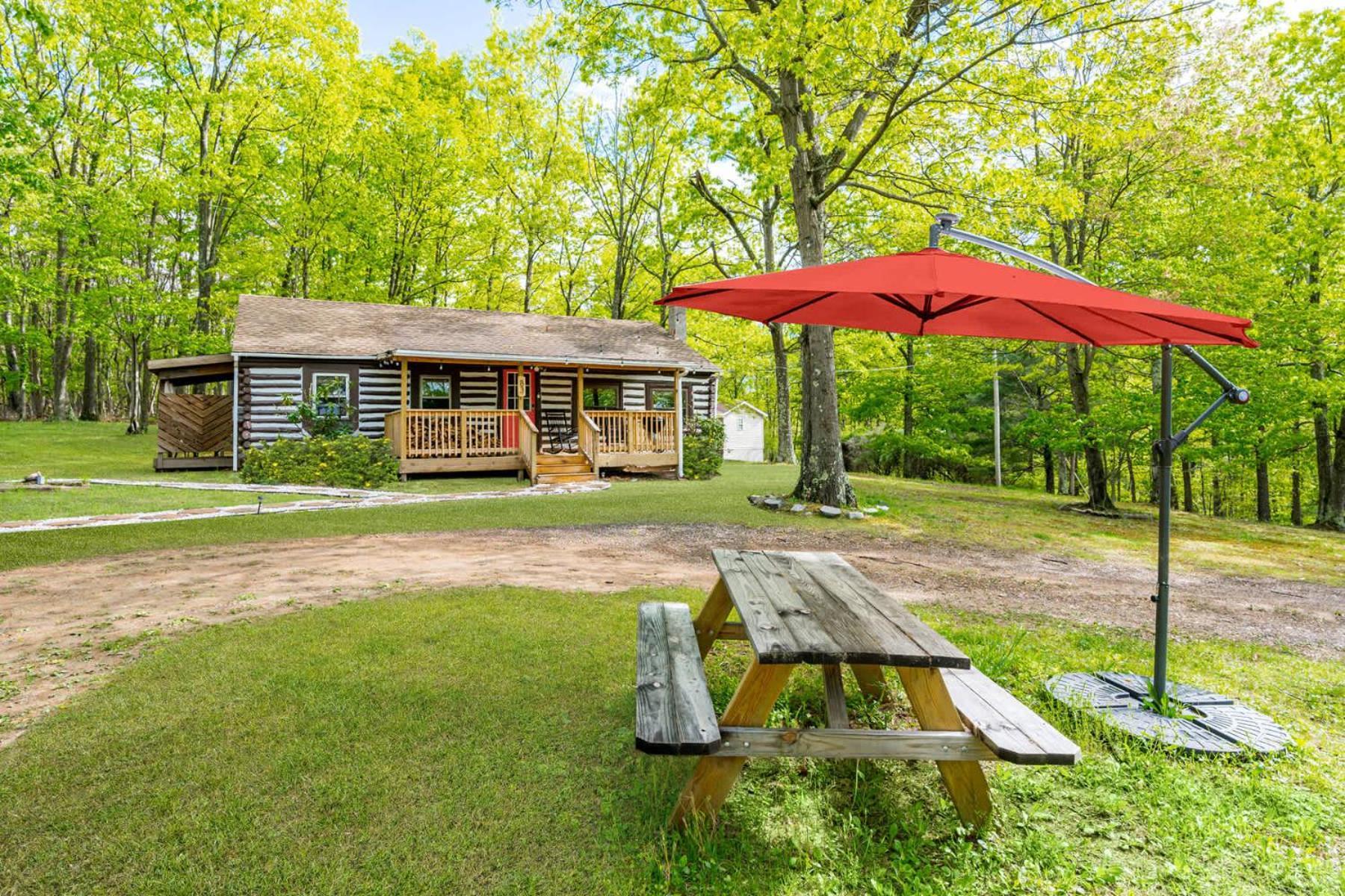 Modernized Log Cabin W Hot Tub Fire Pit & Views バークレー・スプリングス エクステリア 写真